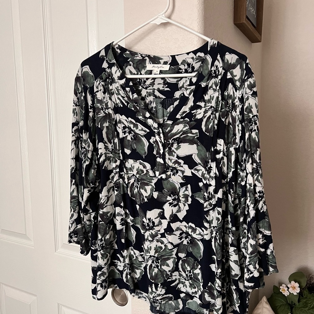 Monday Fun size 1x Floral Print Women's Top